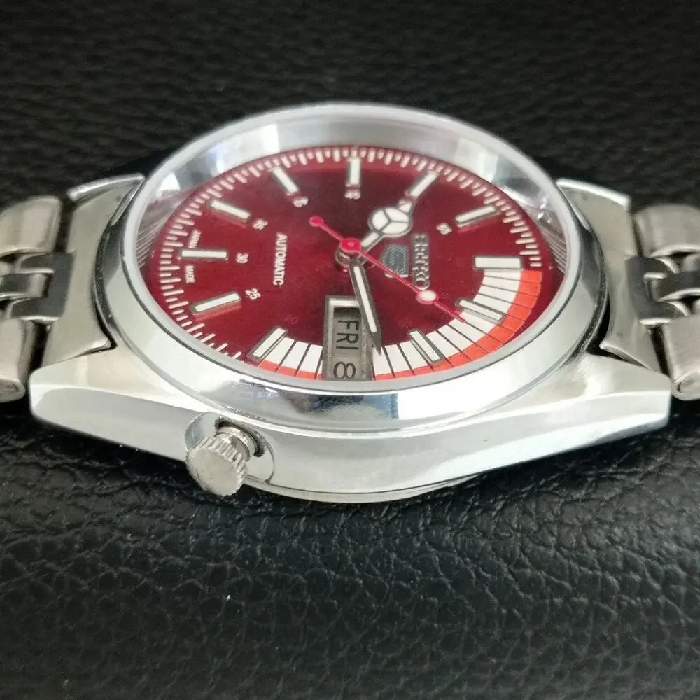 Vintage 1979 Seiko Automatic Mens Silver Watch W/daydate & White accents